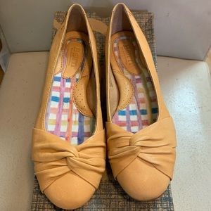 New with box Born Lilly Light Orange Women 7